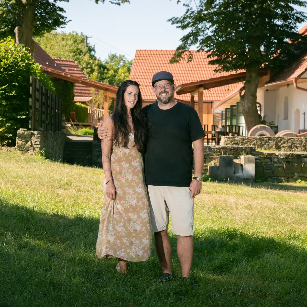 Monika a Tomáš na louce před areálem mlýna