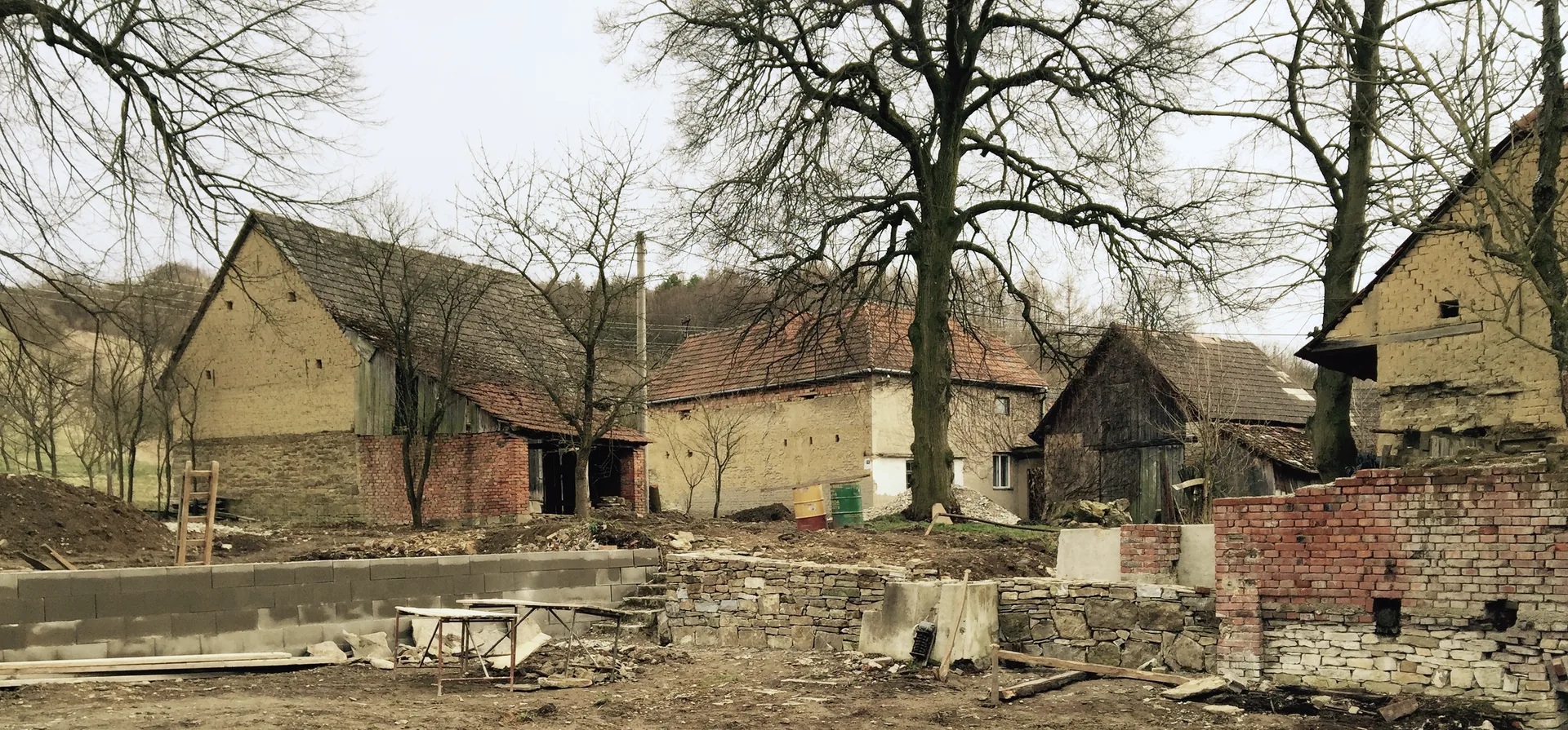 Polorozpadlá usedlost před rekonstrukcí, rok 2014