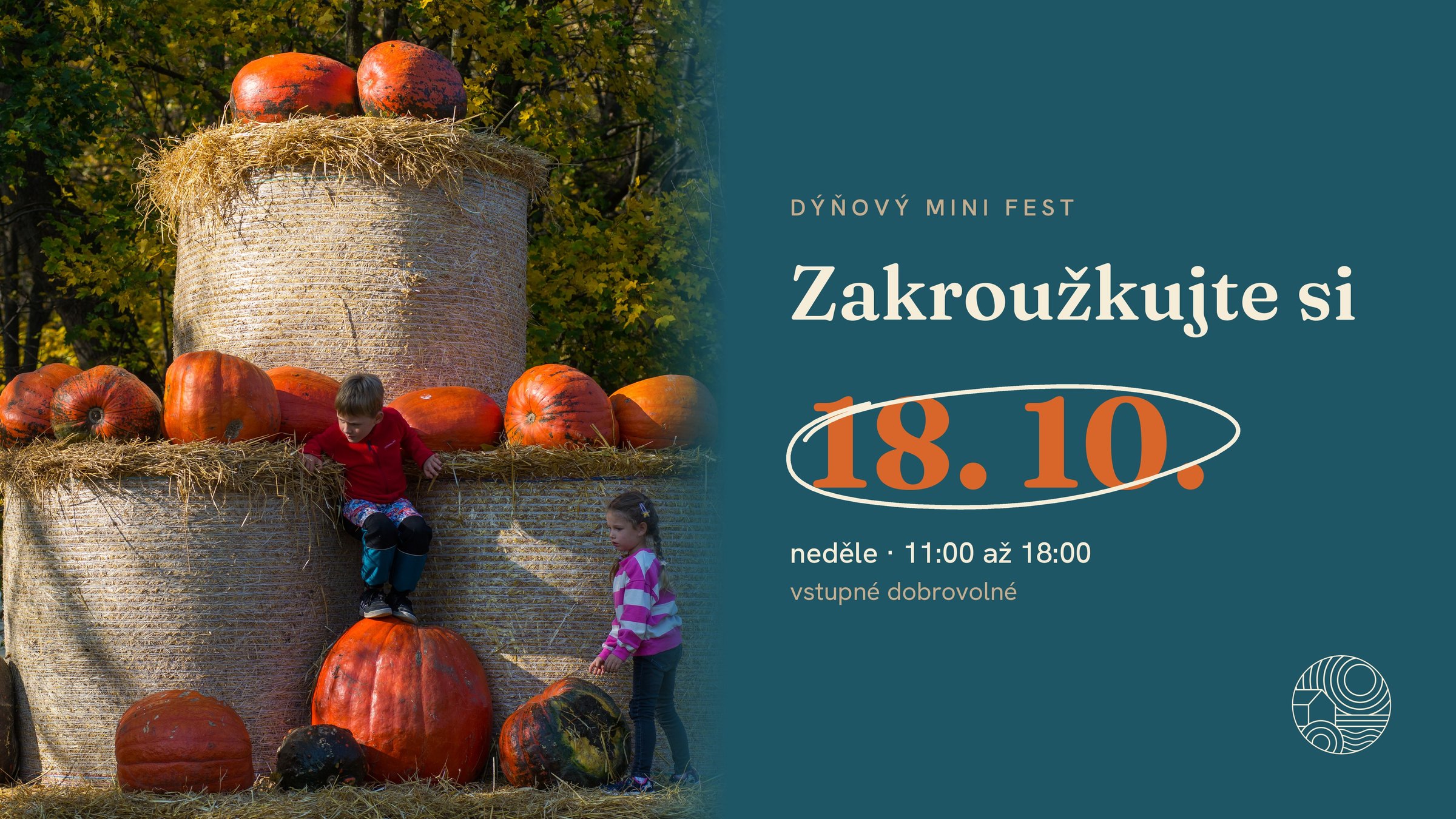Děti si hrají na věži ze slaměných balíků obložené dýněmi, Dýňový mini fest na Kománkově mlýně.