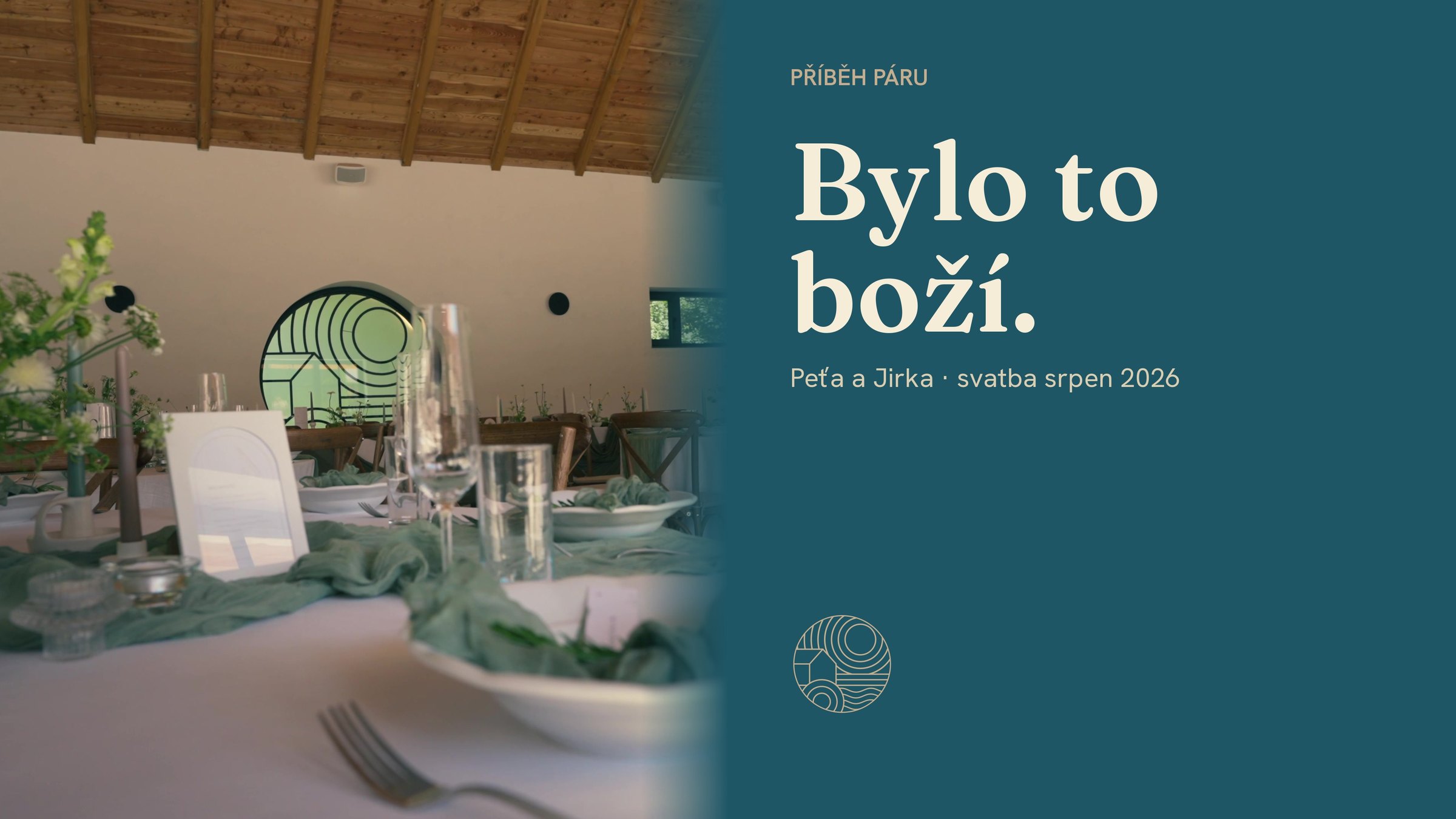 Prostřené svatební stoly v sále Kománkova mlýna, v pozadí kruhové okno.