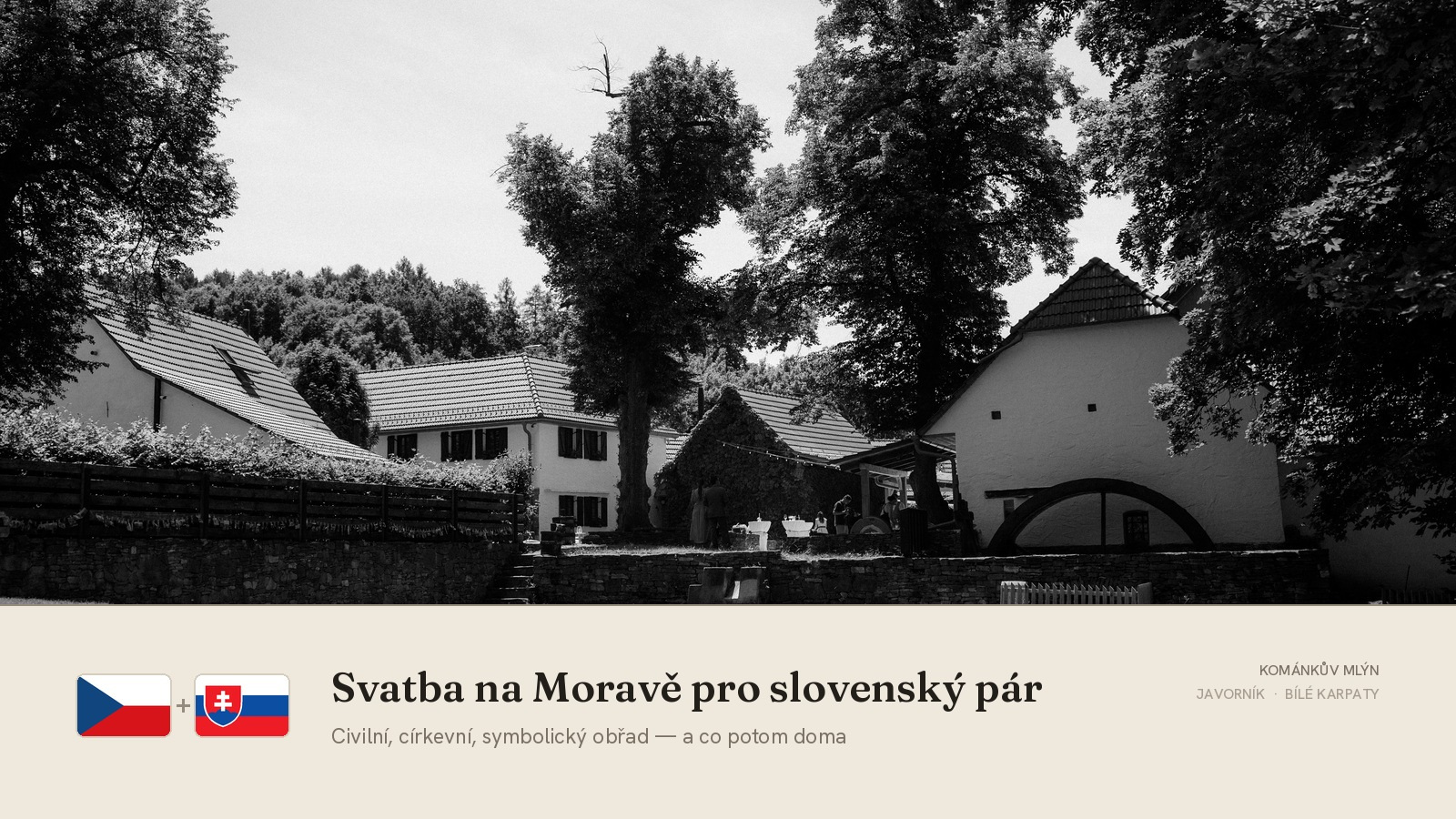 Černobílý pohled na mlýnskou usedlost, pod ním česká a slovenská vlajka vedle sebe