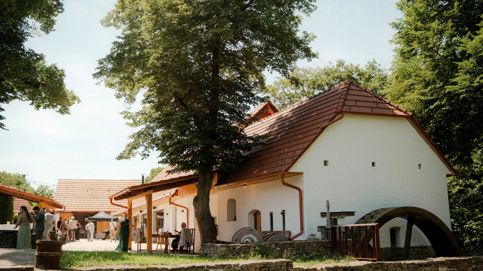 Kománkův mlýn v sobotu dopoledne. Hosté už dorazili